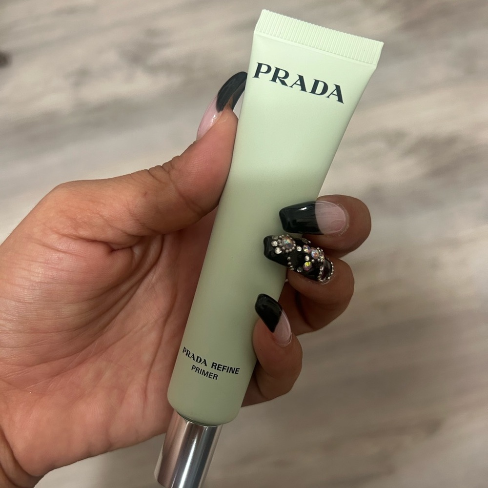 Prada Refine Blurring Extending Primer